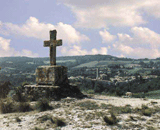 La croix de Saint-Roch domine Montolieu